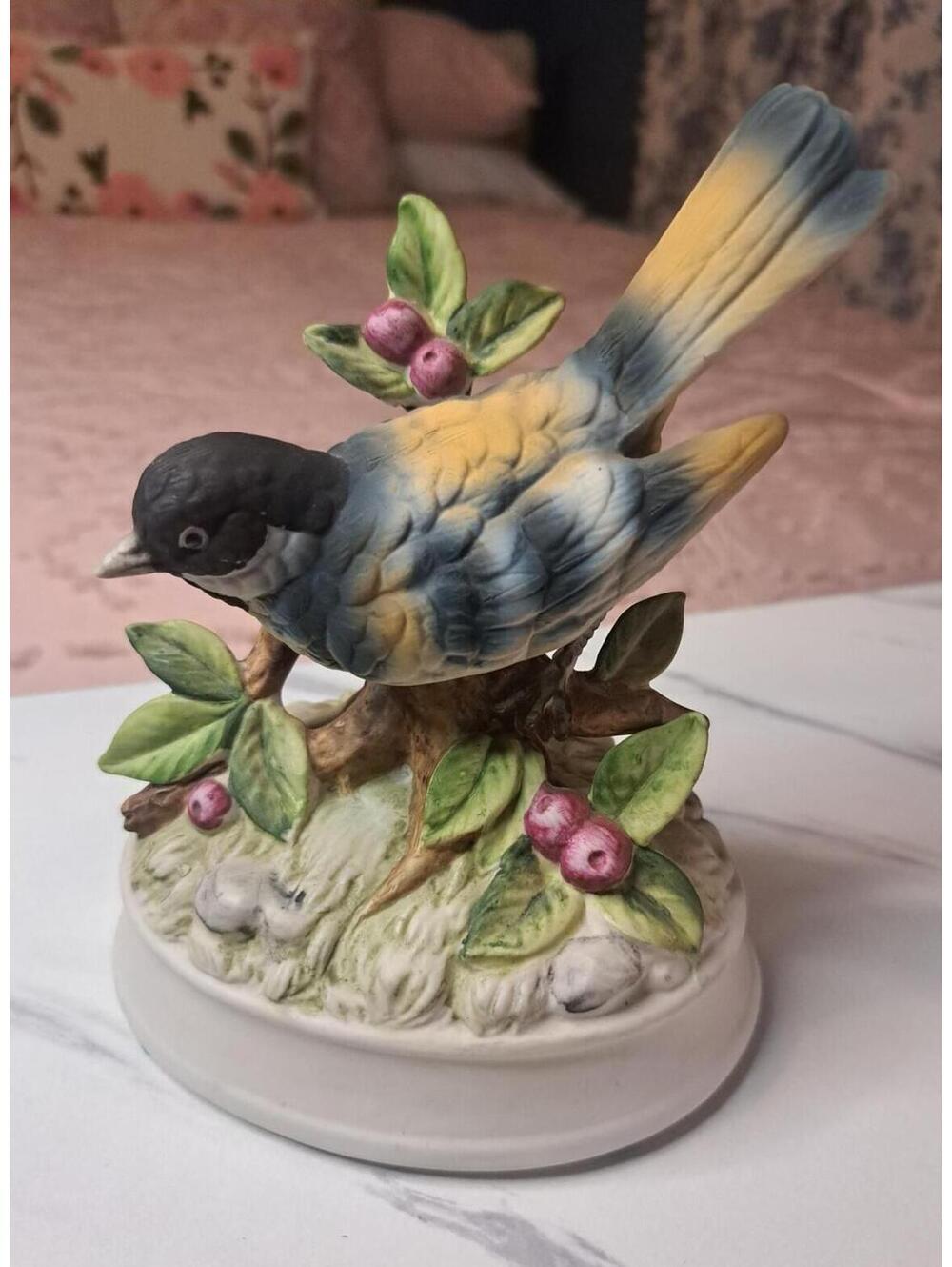 Vintage Gorham Porcelain Robin w Berries Bird Music Box